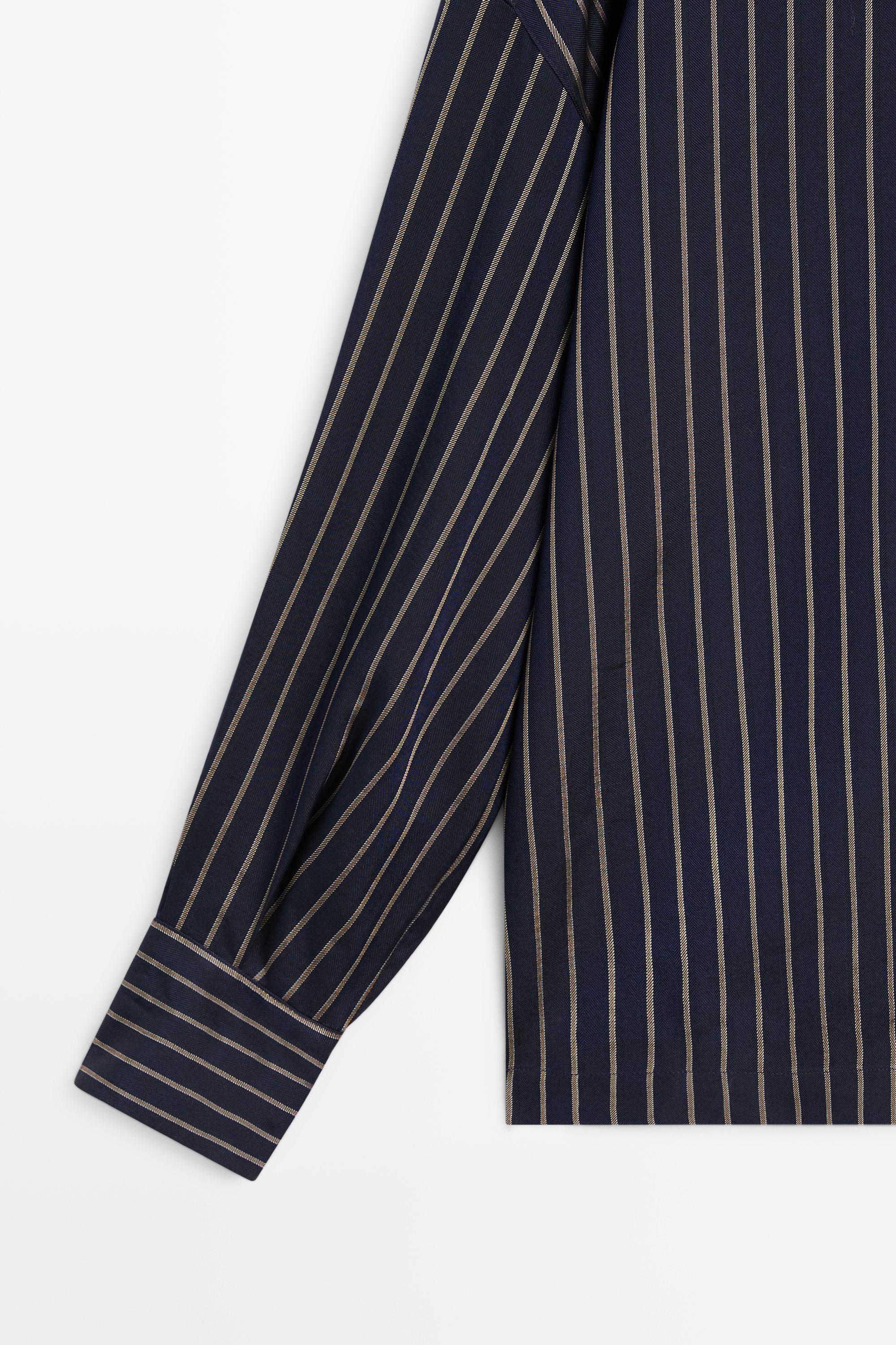 Striped contrast collar shirt
